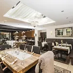 Tiek Superior Hotel
